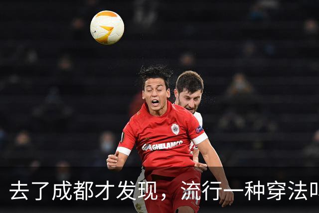 去了成都才发现，流行一种穿法叫：“阔腿裤+平底鞋”，时髦高级